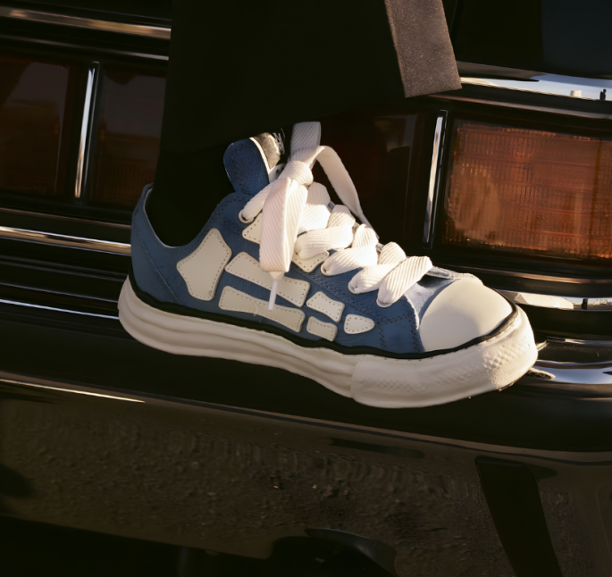 AMIRI x Maison MIHARA YASUHIRO : une sneaker de luxe iconique revient en bleu et blanc